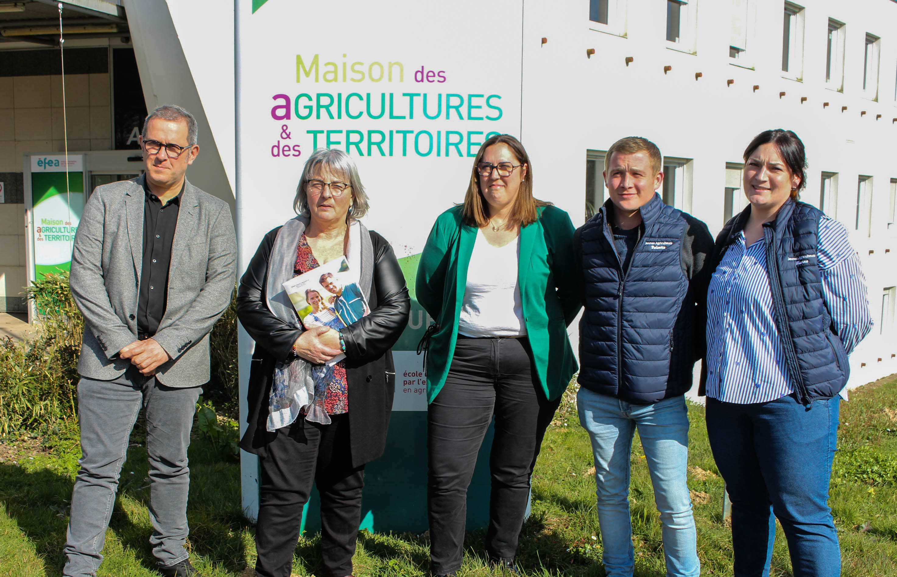 Carmen Suteau (2e en partant de la gauche), entourée d’une partie du nouveau bureau : Mickaël Trichet, Aurélie Michel, Valentin Gledel et Marina Perinelle.